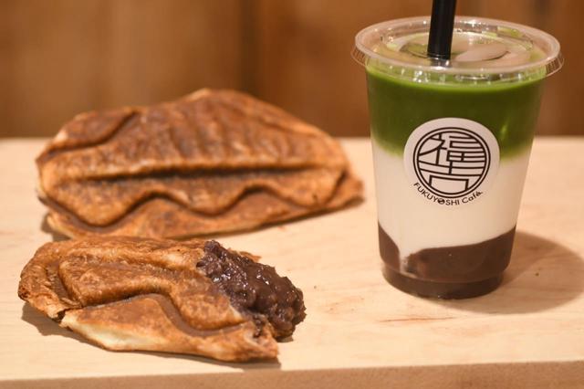 画像: 看板メニューの「ときわ焼き(左)」と「福吉らて(右)」