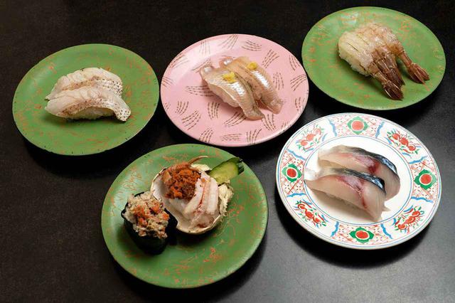 画像: 右上から時計回りに、ガス海老(690円)、生トロサバ(420円)、香箱蟹(690円)、炙りのど黒(690円)、ハタハタ握り(350円)。各税別。