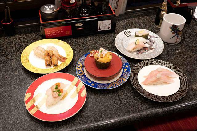 画像: 手前左から時計回りに、能登かわはぎ(390円)、がす海老(470円)、白いもん三昧(780円/のど黒、季節のいか、富山の白えび軍艦)、天然ぶりとろ(590円)、中央が海鮮宝箱(350円)。各税別。
