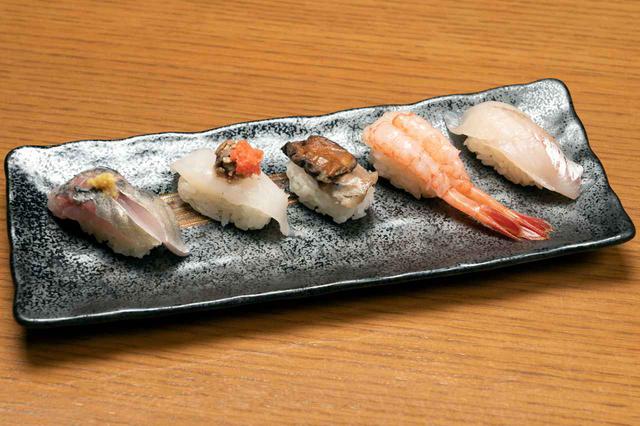 画像: せっかく金沢に来たので石川県の魚を食べたいと思ったら、おすすめなのが地物5点盛り。この日は、右から地物ほうぼう、地物甘えび、地物サザエ、地物皮はぎ肝付き、地物あじ。