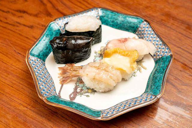 画像: 北陸5点盛り。右上から時計回りにのど黒、ばい貝、がす海老、ほたるいか、白えびと、北陸を代表する魚介が一皿に。