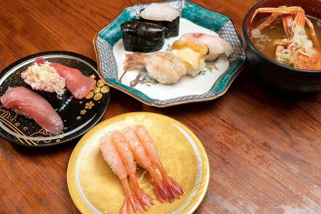 画像: 時計回りに手前から、金沢甘えび(480円)、まぐろ三点盛り(480円)、北陸五点盛り(1,300円)、香箱かに汁(480円)。各税別。まぐろは生を使用、香箱がには船内冷蔵したもので一年中食べられます。