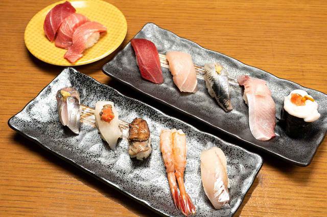 画像: 手前が地物5点盛り(970円)、右奥が日替わり5点盛り(1,120円)、左が本まぐろ3点盛り(700円)。各税別、5点盛りの価格は内容よって変わります。