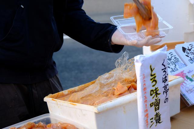 画像: 色んなマグロ料理で人気「くろば亭」も出店していました。朝の時間帯だけでも十分三崎を堪能できる、それが三崎朝市です。