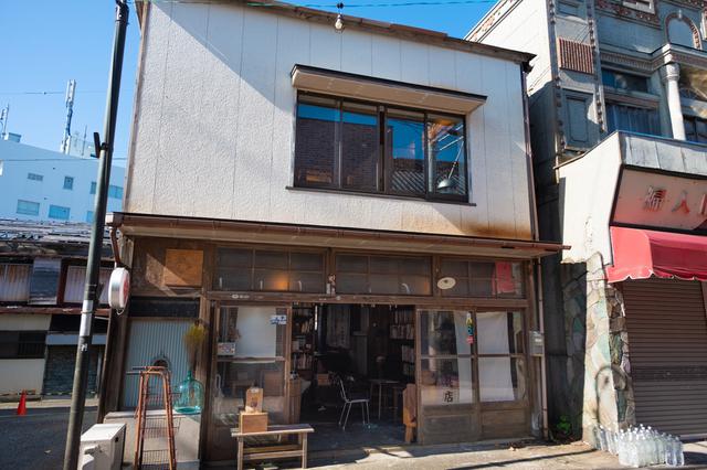 画像: 商店街をぶらぶらしながら、色んなお店を覗きます。最初はブックカフェの「本と屯(たむろ)」。