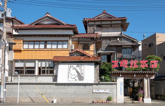 画像: 港近くにはマグロかぶと焼きで有名な三崎館もありました。木造建築で風情がある建物です。