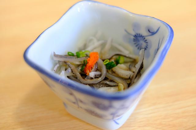 画像: 最初にセットの小鉢がやってきました。マグロの皮ポン酢。湯引きしたマグロの皮は弾力があり、おつまみとして最高です。