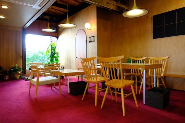 画像: お店ではふかふかの赤絨毯がお出迎え。靴を脱いでくつろげます。