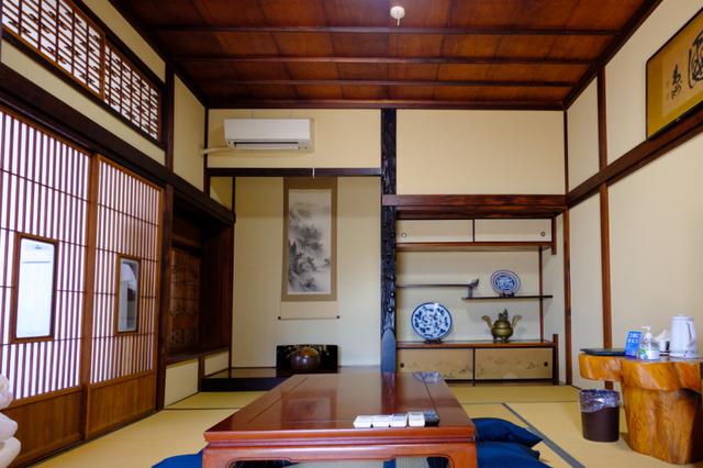 画像: 酒店の2階は「酒宿 山田屋」、1日1組の宿泊施設となっています。10畳と8畳がつながった広めのお部屋で床の間や畳といった純和風の造り。