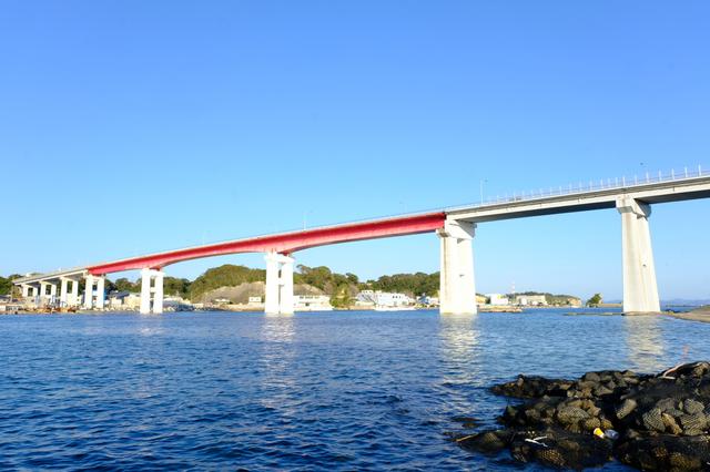 画像: 帰りの渡船にまたレンタサイクルを積み、三崎まで戻ります。城ヶ島へは城ヶ島大橋を使って車、路線バスで行くことも可能です。