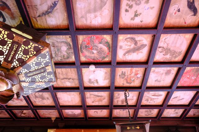 画像: 拝殿の中にも入らせてもらいました。格天井のマスに描かれているのは、当時三崎にたくさんあった魚問屋の絵柄と屋号。