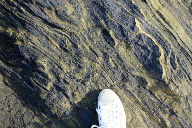 画像: 特異な地層も見られました。溶岩が流れた様子がわかるような岩場や火山灰の跡など、自然が創り出した造形を見ることができました。