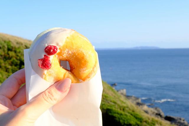 画像: 島をぐるり一周。城ヶ島公園で海を見ながらミサキドーナツでスイーツタイム。
