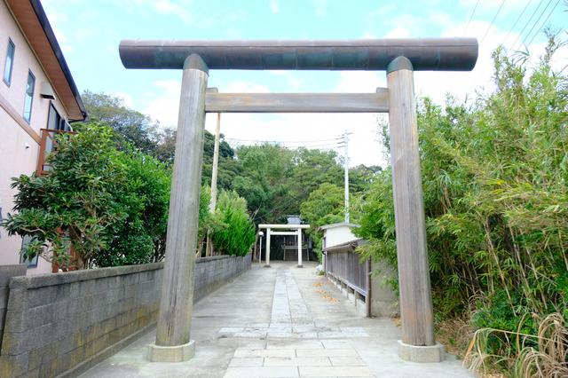 画像: バス停から歩いて散策です。まずは「諸磯神明社」へお参り。