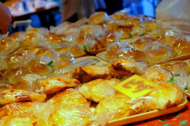 画像: そのまま朝ごはんになりそうな、パンコーナーも充実。