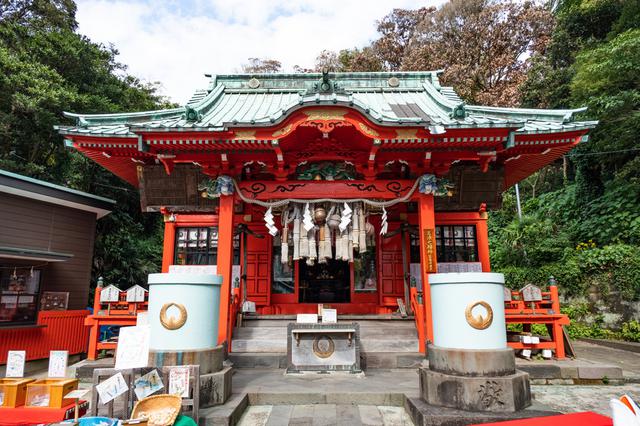画像: 海南神社拝殿。現在コロナ対策のために鈴が引き上げられています。しめ縄は漁業に使われる縄で、漁業関係者からも厚い信仰を受けていることがわかります。