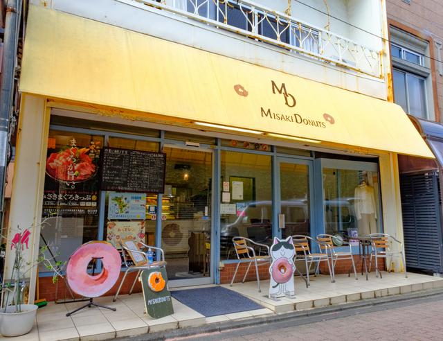 画像: 今や三崎名物のひとつともなっている「ミサキドーナツ」で、この後で訪れる城ヶ島でのおやつにドーナツをテイクアウト。