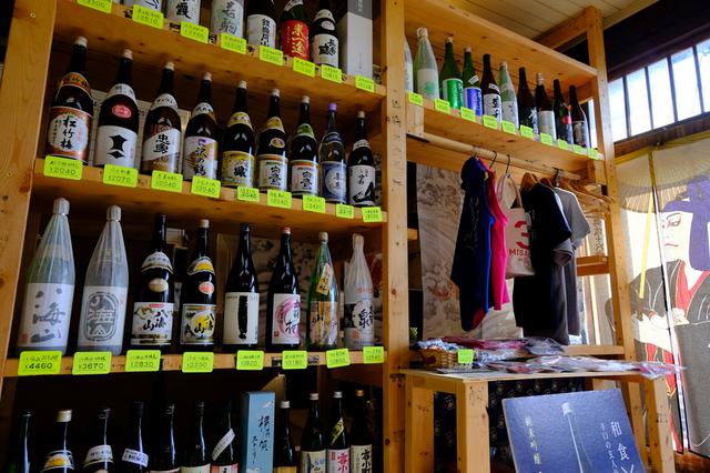 画像: 全国の日本酒や焼酎を扱うお店で、その歴史は100年以上。