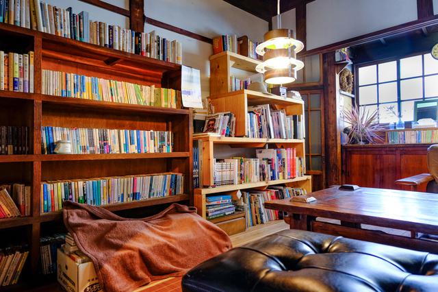 画像: 元々は船具店だったという店舗。時代を経て艶やかな古美の色に包まれます。この空間に不思議と本がなじんでいます。