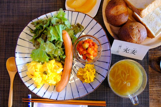画像: 朝ごはんは評判通りおいしかったです。手作りのヘルシーな洋食。三浦のパン屋さん「充麦」のパン(パン写真は2人前)。