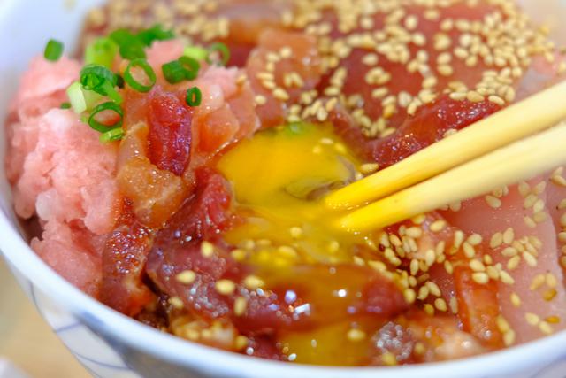 画像: マグロのユッケ風にはたまごをたっぷり絡めていただきました。