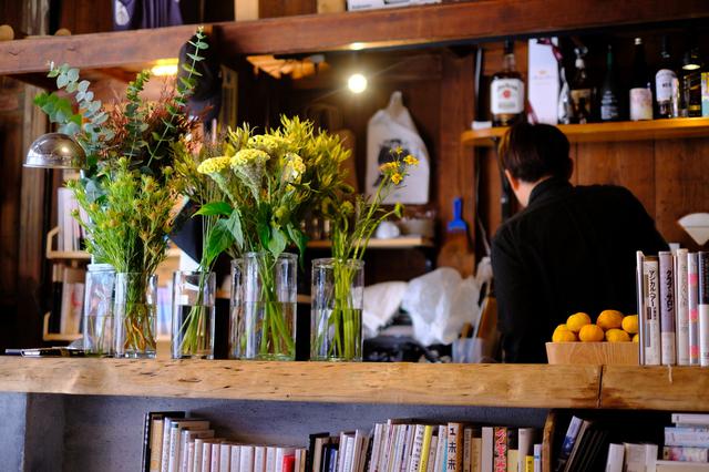 画像: この日はお花のワークショップ開催日。良い香りが店内に広がっていました。