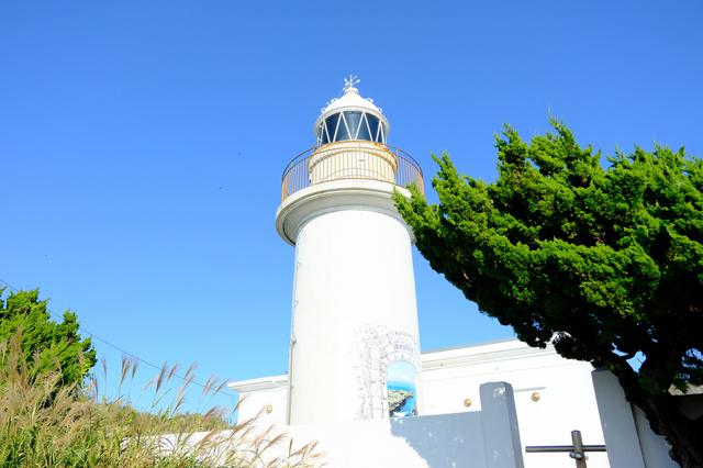 画像: 真っ白な城ヶ島灯台へも登りました。ここからは伊豆大島や房総半島もうっすらと見えました。海に囲まれる眺望の良い場所です。