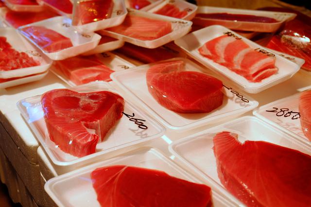 画像: 威勢のいい声がかかり、どんどん売れていく海産物。
