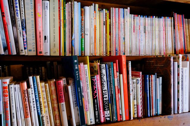 画像: オーナーの蔵書など約5,000冊が並べられ、お茶を片手に自由に読むことができます。写真集から料理本、小説、デザインに関する本など様々。