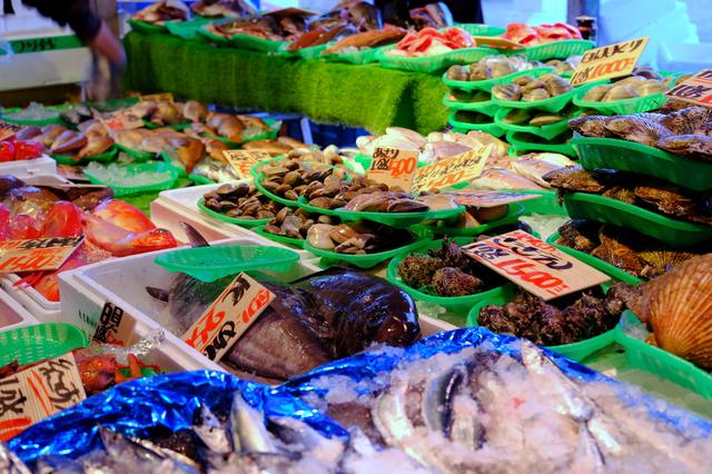 画像: 魚介類の種類も豊富です。海鮮のコーナーはやはり人気で、黒山の人だかりができていました。