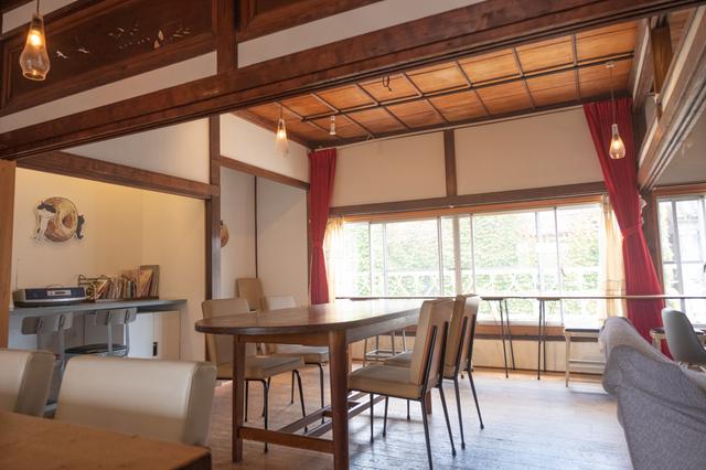 画像: 現在カフェとして使われている2階は、もともと時計屋さんの住居部分だったのだとか。良く見ると和風住宅の間取りをしています。