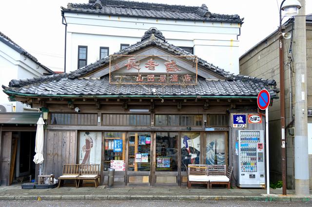 画像: 三崎港バス停近くにある酒屋「山田酒店」。商店街の入り口に位置しており、目にしたことがある人も多いかもしれません。
