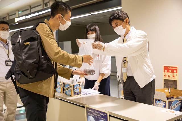 画像7: 高度1万メートルで見る月は、大きく輝いていました