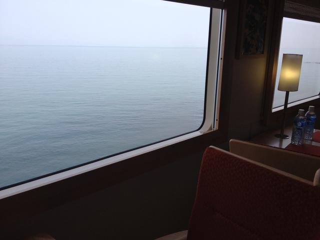 画像: 上田浦付近の車窓。海の上を走っているかのように見える(肥薩おれんじ鉄道提供)