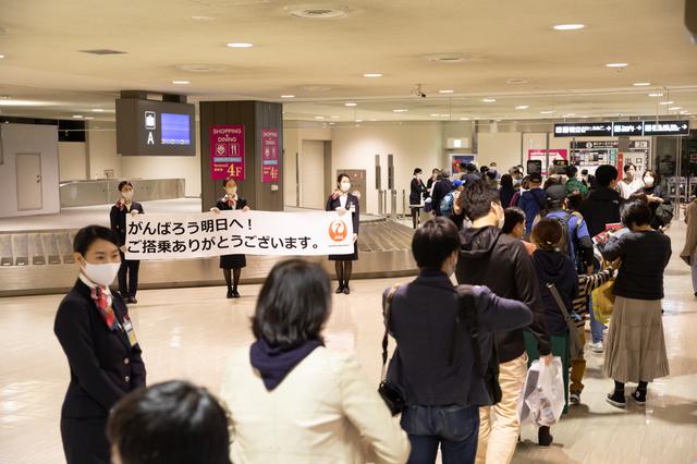 画像5: 高度1万メートルで見る月は、大きく輝いていました