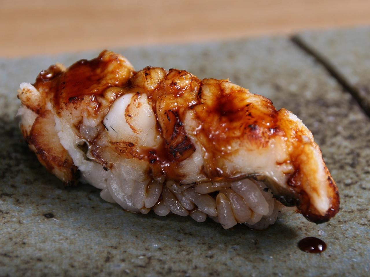 画像: 焼きめがカリッと香ばしい、ふんわりとした蒸し穴子。ツメのまろやかな甘味もいい
