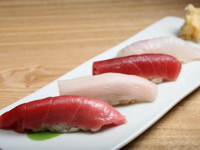 画像: 「やま幸」仕入れの中トロや赤身、昆布や酢などで締めたサワラ、真ゾイなど熟成系