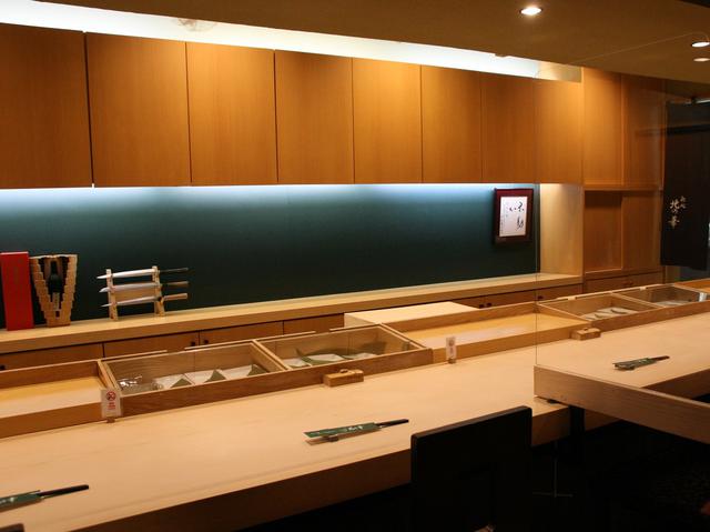 画像: 檜の一枚板を用いた、堂々たるカウンター。その他、個室タイプの小上がり席も