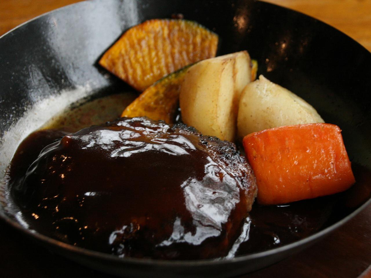 画像: 「箱根牧場牛の手作りハンバーグ」900円。工房手作りの美味しさが前面に