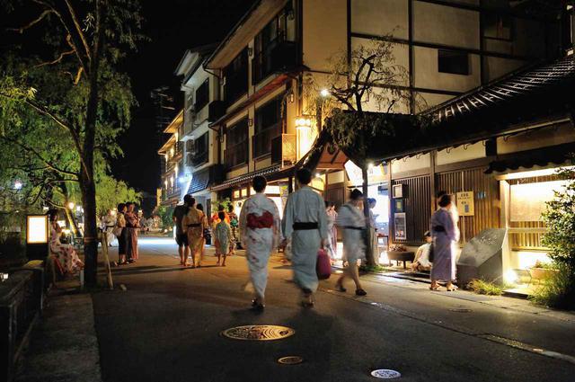 画像2: 地元住民も利用する情報交換の場、城崎温泉