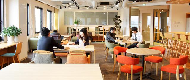 画像1: 事前予約なしで利用可能なコワーキングスペース「FLAP TOYOOKA」
