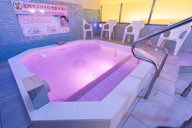画像: 美肌効果が期待できるというサンゴライトに全身を浸すことができる最後の仕上げのお風呂。世界初!「北欧サンゴライト化粧水風呂」 ※1日限定150名(先着順・女性の岩盤浴利用者に限る)