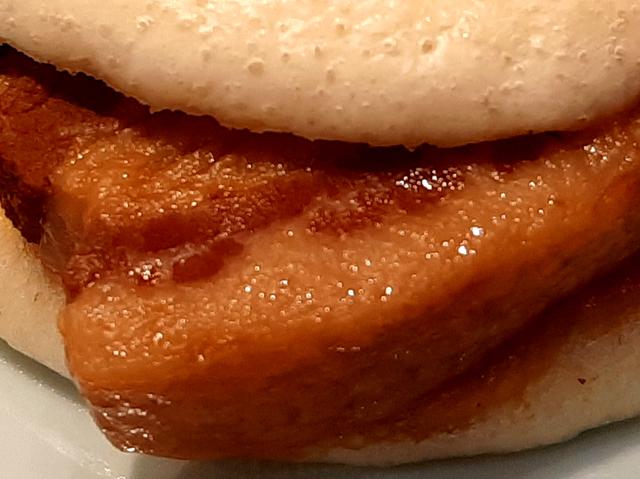 画像: 豚バラをじっくりと煮込んだ角煮。分厚いのに、とろけるような味わい
