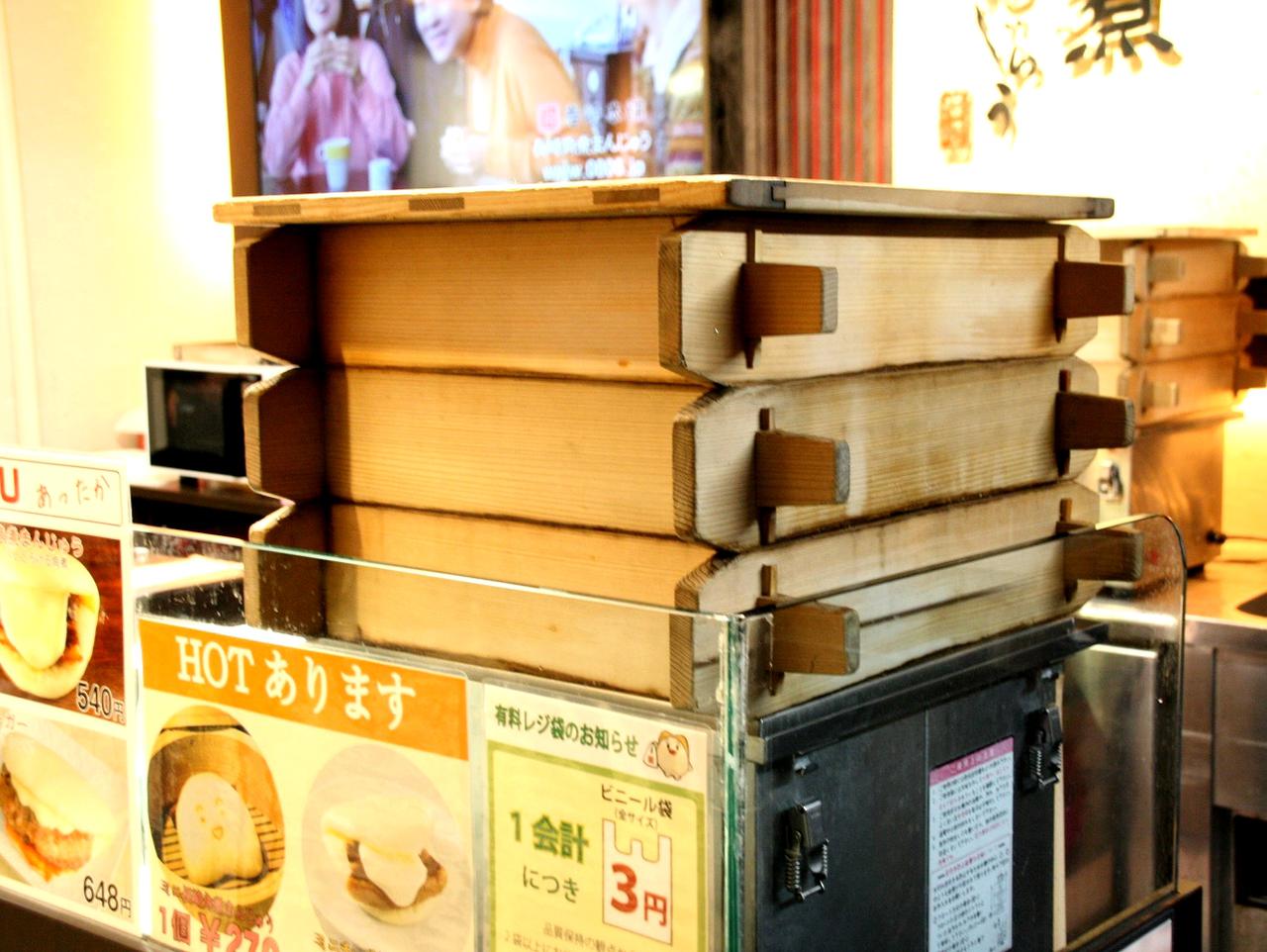 画像: 店頭の三段重ね蒸し器。レギュラーの他、さまざまな角煮まんじゅうが楽しめる