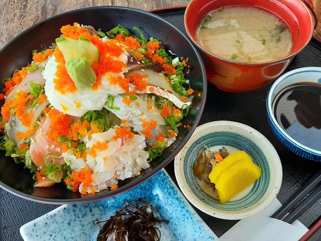 画像: 10種類の海鮮が載った丼のほか、小鉢やお味噌汁などもつく