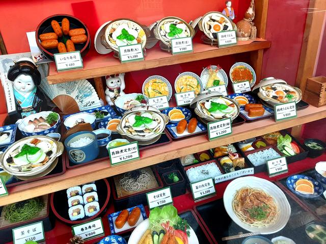画像: 「具雑煮」以外にも定食やいなり寿司ほか、さまざまなメニューあり