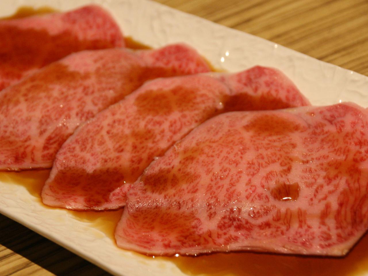 画像: 極上サーロインの焼きすき(単品は2980円)。長崎風の甘めな割下と卵で