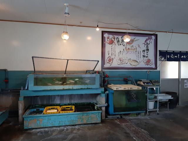 画像: 店舗前には、本業の鮮魚店ならではのいけすが、随所にある