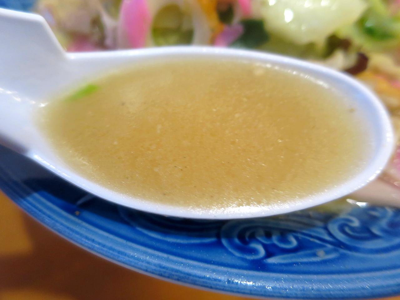 画像: バランスの良い、具の旨みが溶けこんだ優しい味わいのスープ