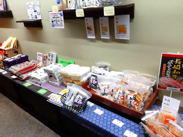 画像: 店内には島原名物の多種多様なお土産が購入できるスペースもある